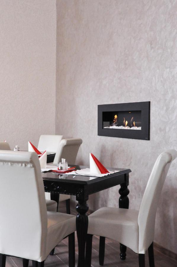 Hotel Mertin Chomutov Zewnętrze zdjęcie